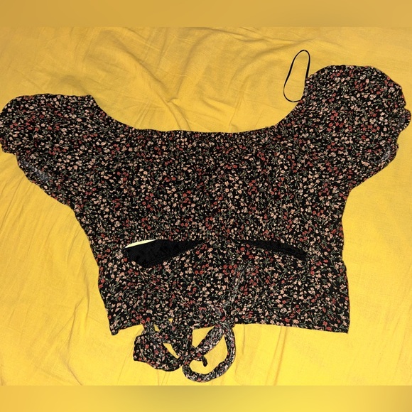 Scrunched top with tie in the back - Picture 2 of 2